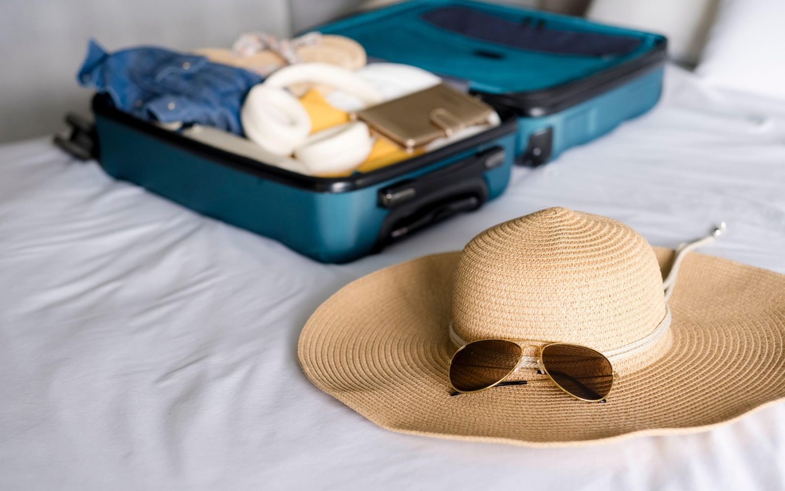 Poleti je dobro lase in glavo zaščititi s pokrivali.