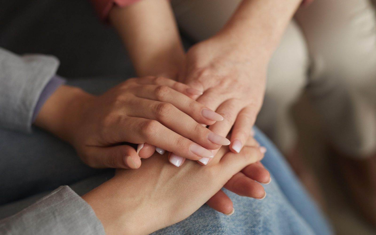 Ženska podporna skupina sklenjene roke