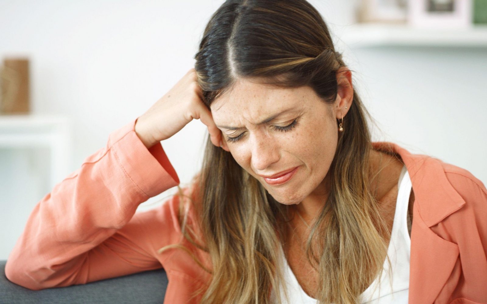 Ženska v solzah žaluje