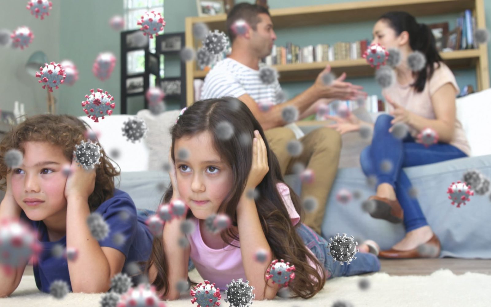 Starša se prepirata, medtem ko otroka na televiziji gledata strašljive napovedi o virusih, ki prihajajo.