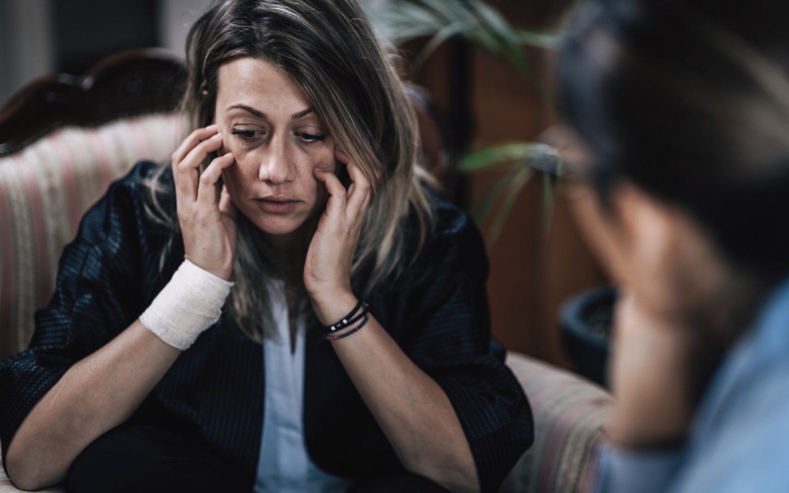 Depresivna ženska na srečanju s psihoterapevtom. Duševno zdravje, konceptualna slika.”