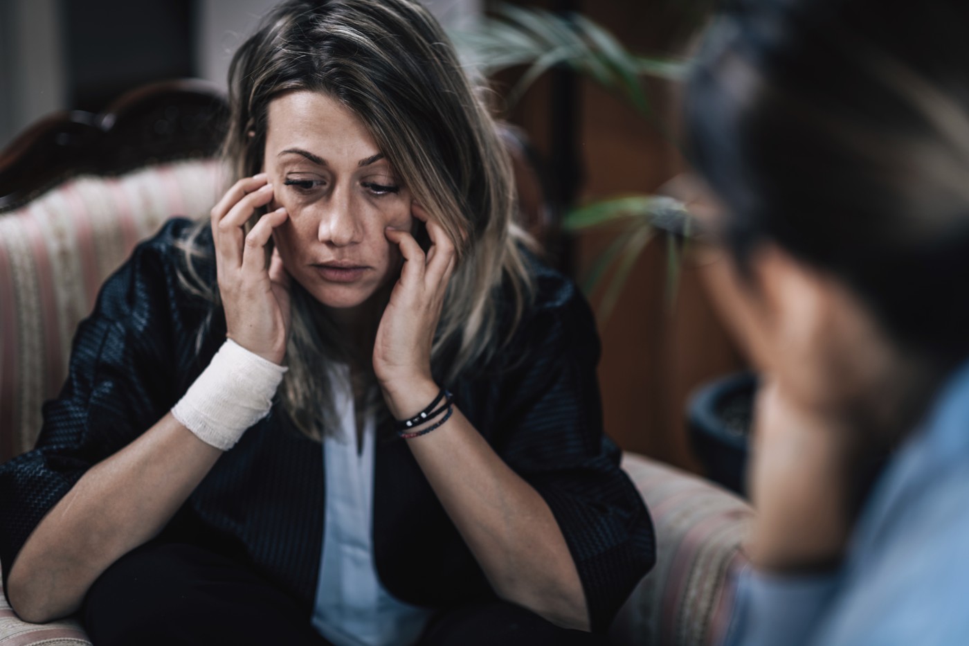 Depresivna ženska na srečanju s psihoterapevtom. Duševno zdravje, konceptualna slika.”