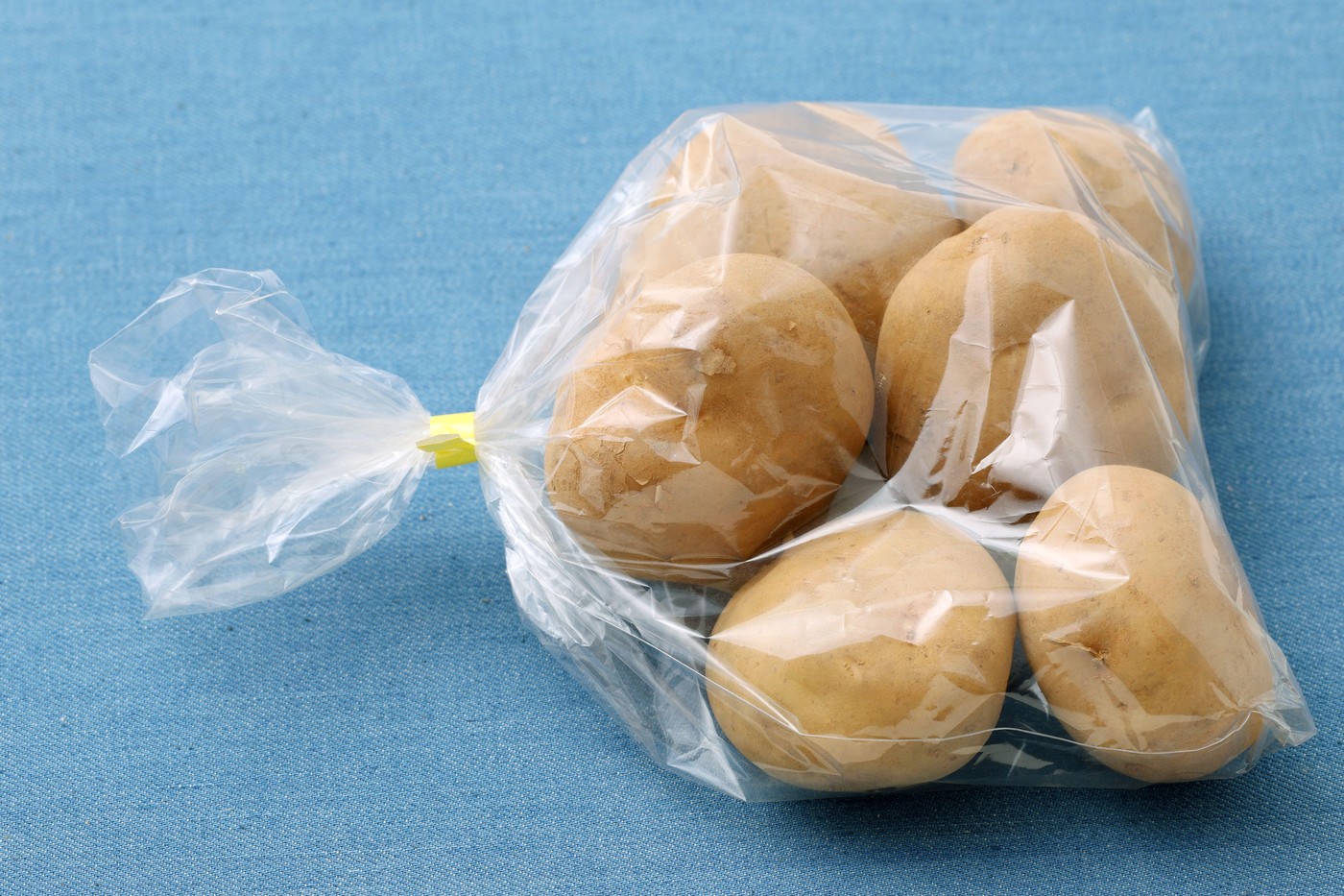 Krompir v zaprti plastični vrečki – primer napačnega shranjevanja, ki pospešuje kalitev in kvarjenje.