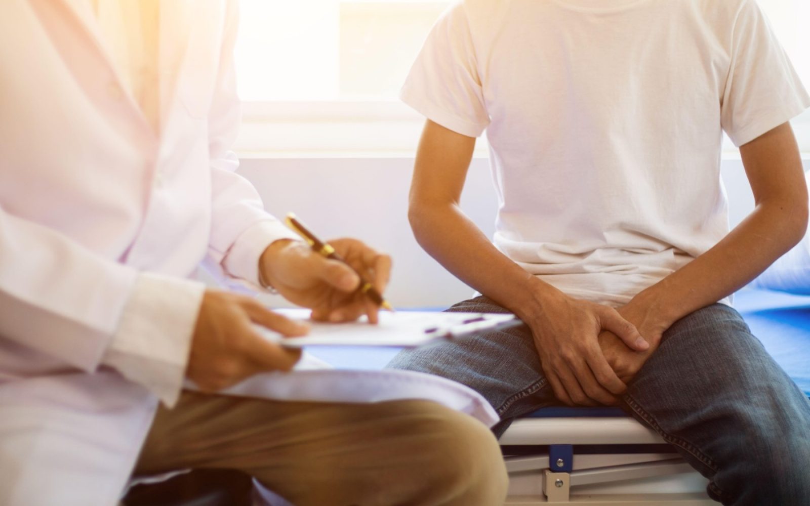 Moški na pregledu pri zdravniku zaradi težav z erekcijo.