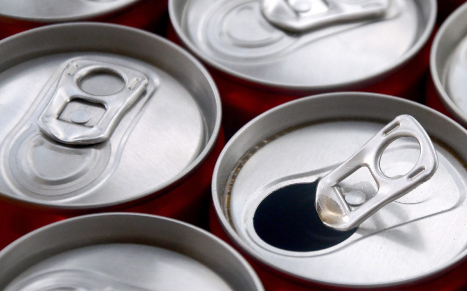 Pločevinke pijače – zakaj jih je priporočljivo oprati pred pitjem