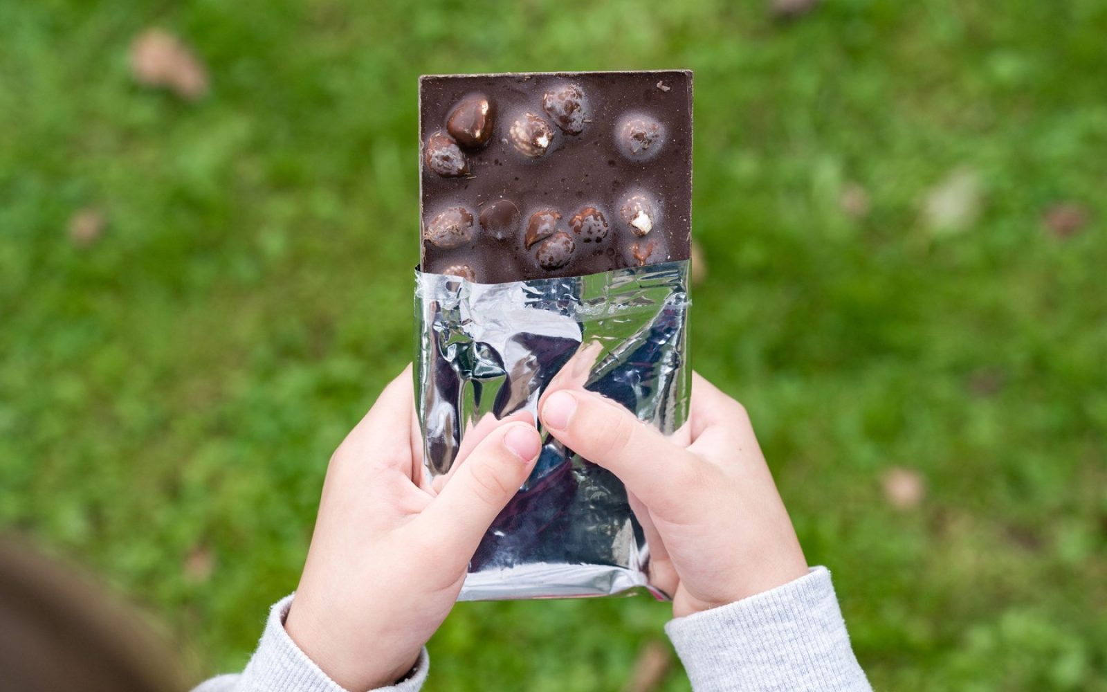 Čokolada v alu foliji – ali je nevarno, če pogoltnemo zavitek?