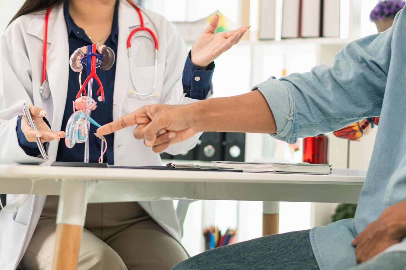 Pacient se posvetuje z zdravnikom o zdravju sečil in spolnem zdravju.