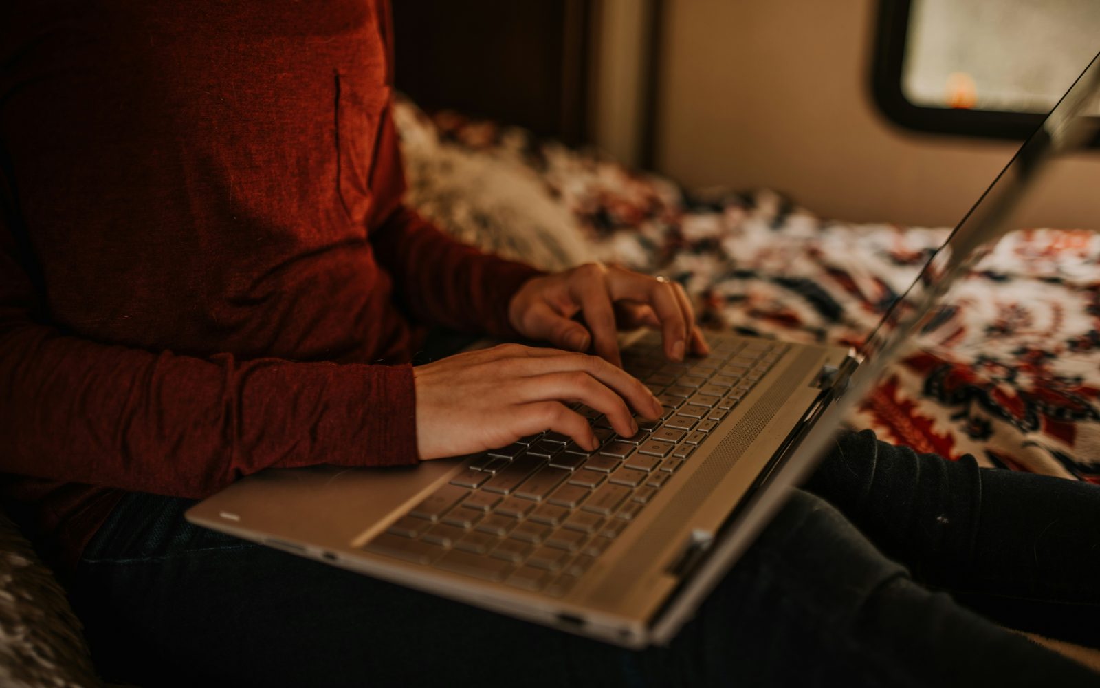 mladostnik tipka na računalnik