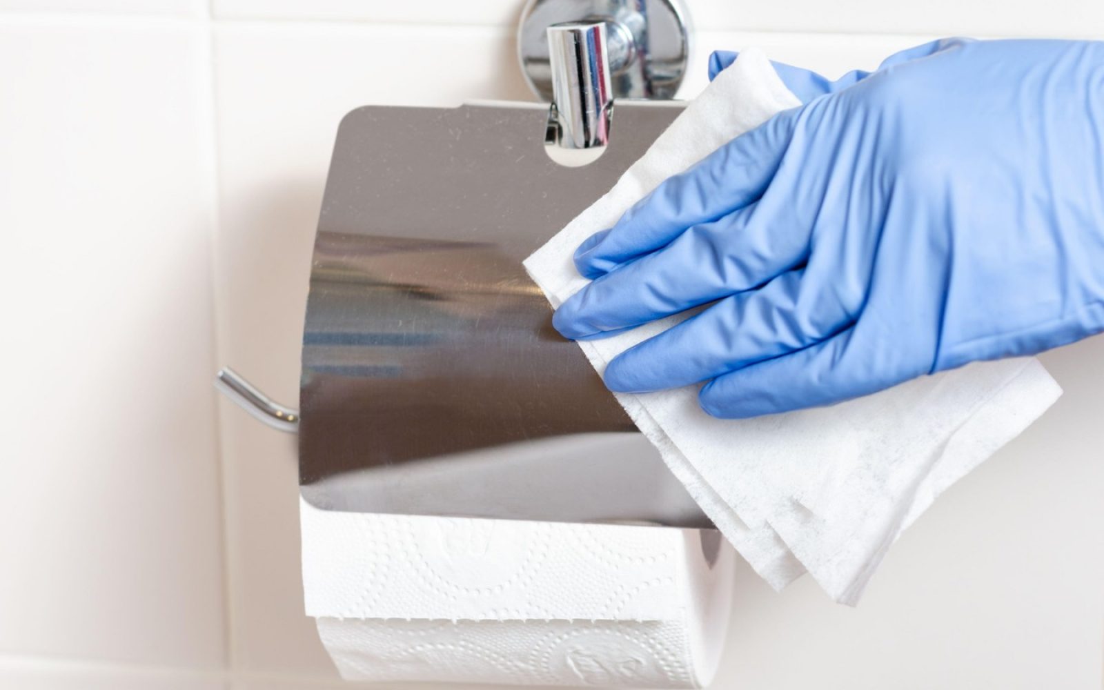 Razkužilni robček za čiščenje površin – nevarno za kožo