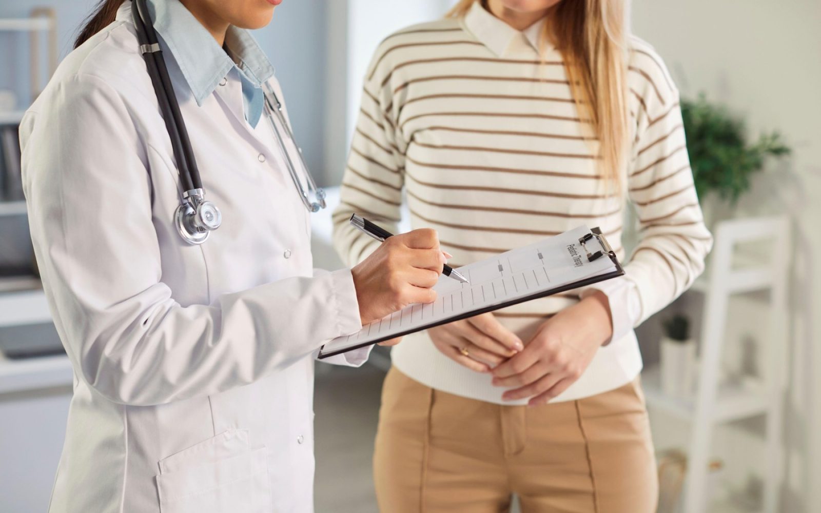 Ženska pri zdravniku na pregledu – tveganja sedečega življenjskega sloga po 40. letu