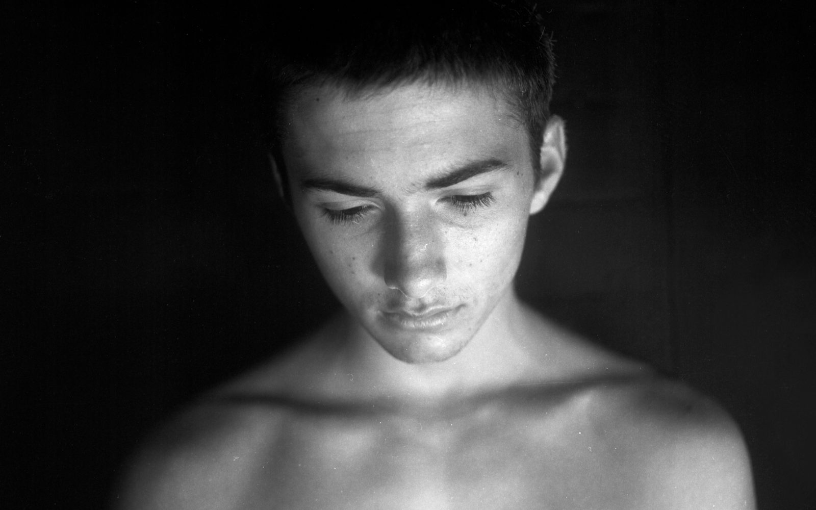 žalosten mladostnik najstnik slaba samopodoba, duševne težave depresija