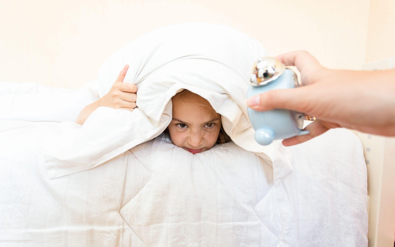 Mama budi svojo hčerko, ki zjutraj noče vstati - stres v začetku novega šolskega leta.