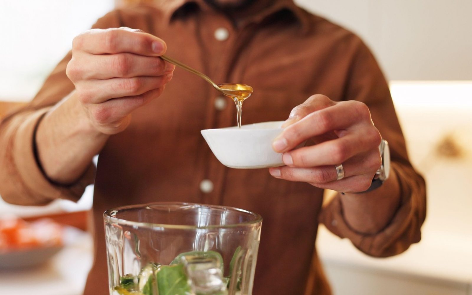 Priprava napitka za črevesno zdravje z medom in zelišči