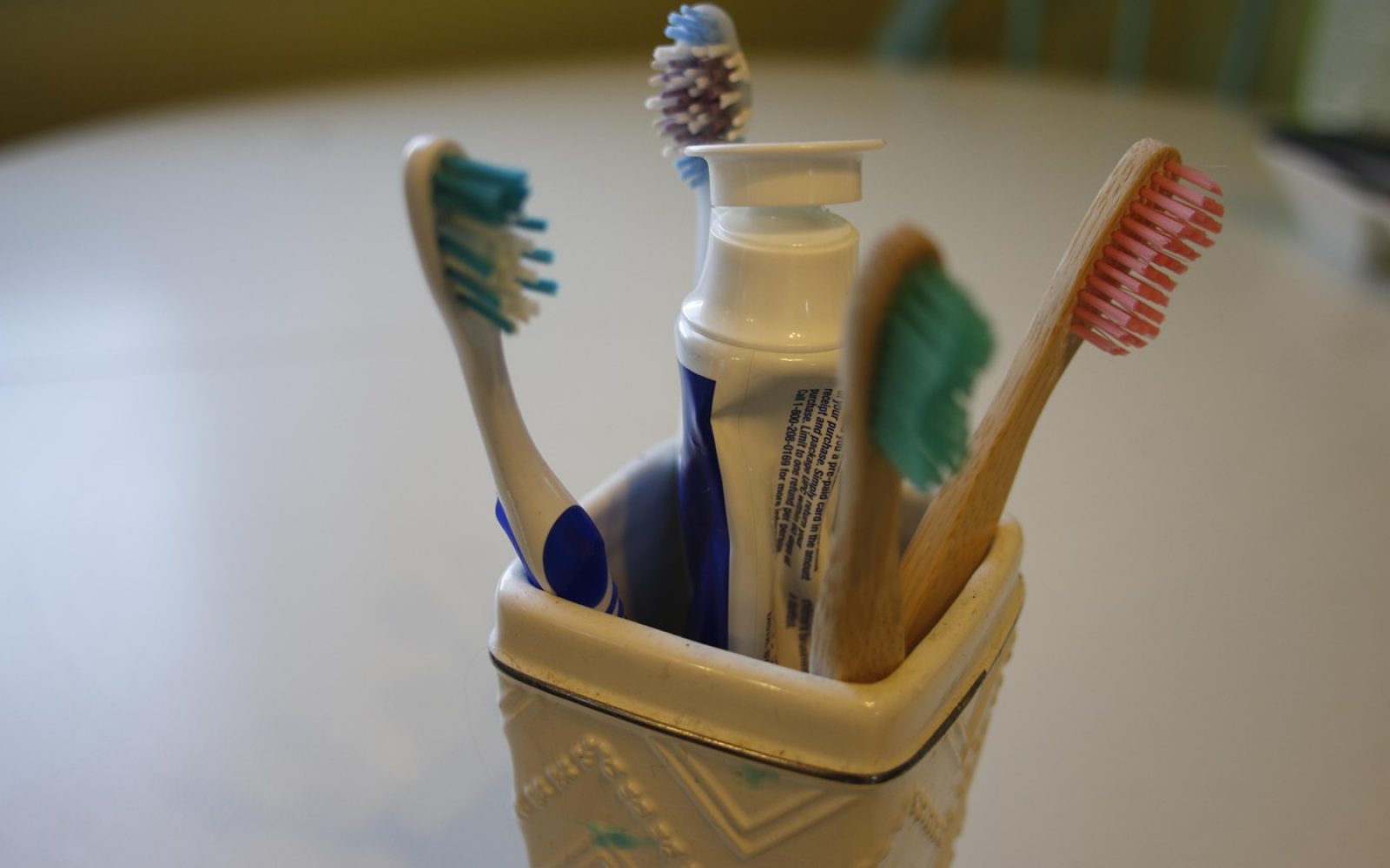 Zobne ščetke v kozarcu – ustna higiena in vsakodnevna nega zob