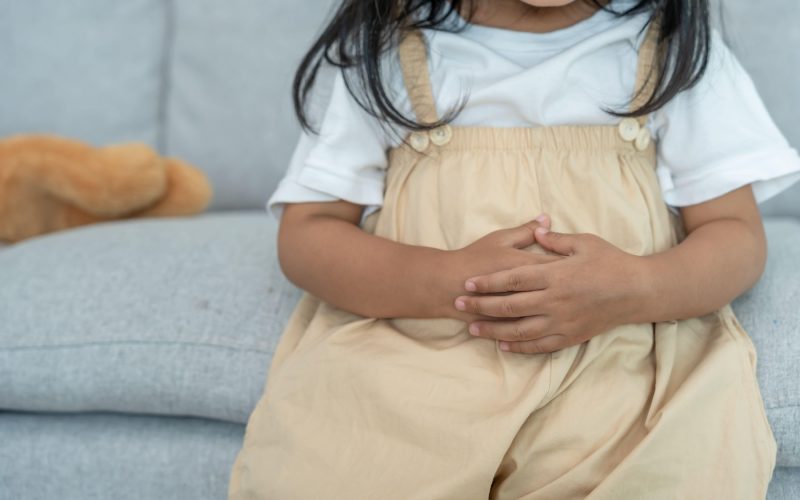 Deklica z bolečinami v trebuhu - sum na raka pri otrocih