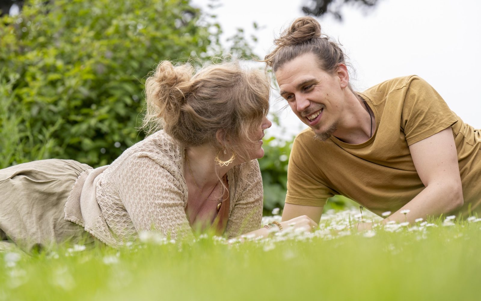 Zaljubljeni par srednjih let v zavestnem partnerstvu