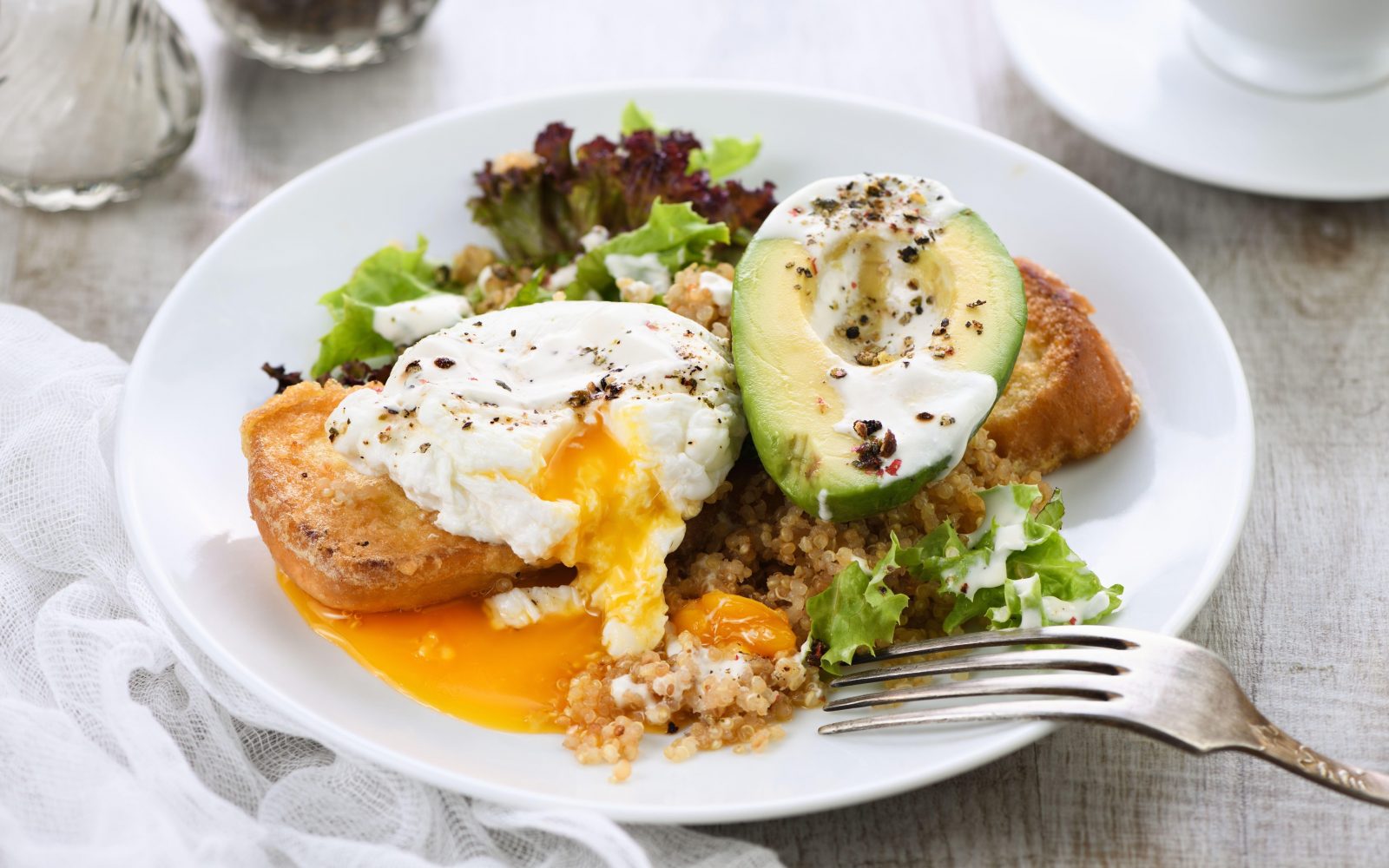 Uravnotežen obrok na krožniku: jajce, avokado, solata, kruh in kvinoja – zdrav recept brez štetja kalorij.