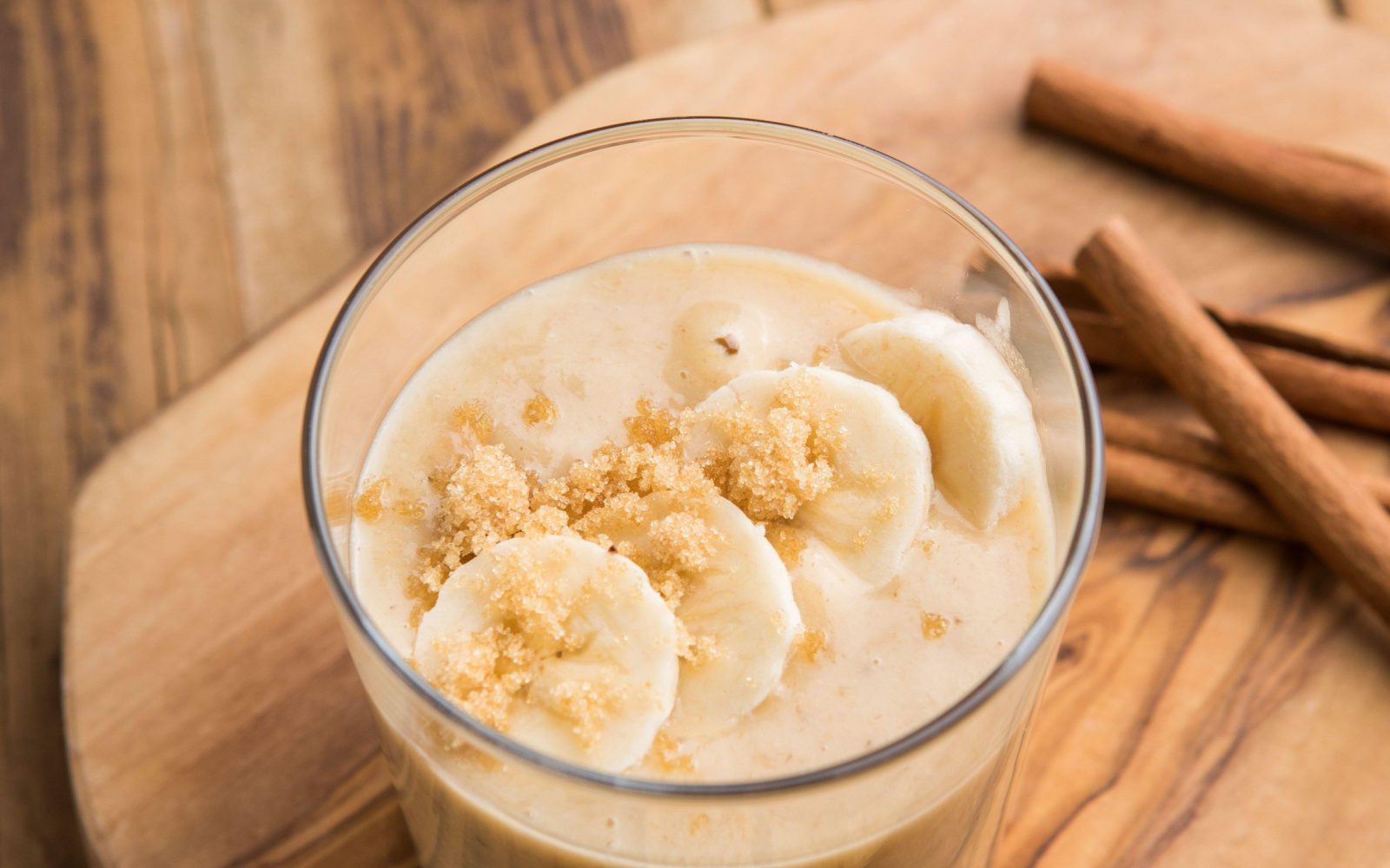 Hranljiv in okusen smoothie iz zmletih kostanjev, ovsenimi kosmiči, cimetom in banano - okusen in hranljiv sladek zajtrk.