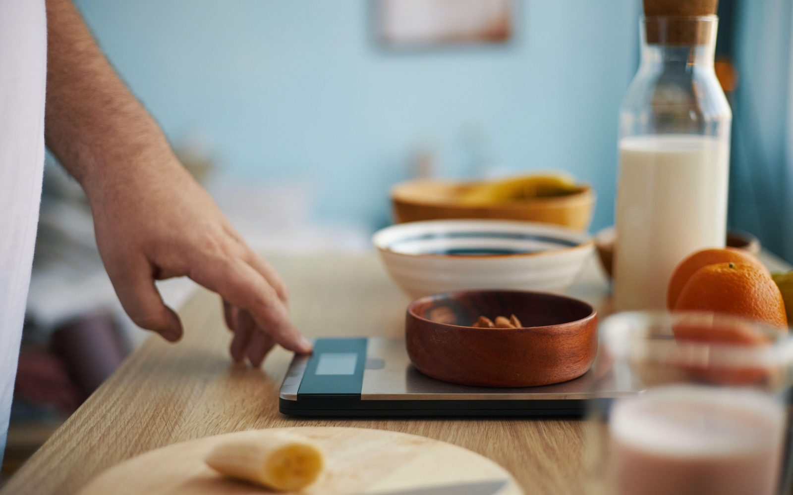 Nekdo tehta živila na kuhinjski tehtnici