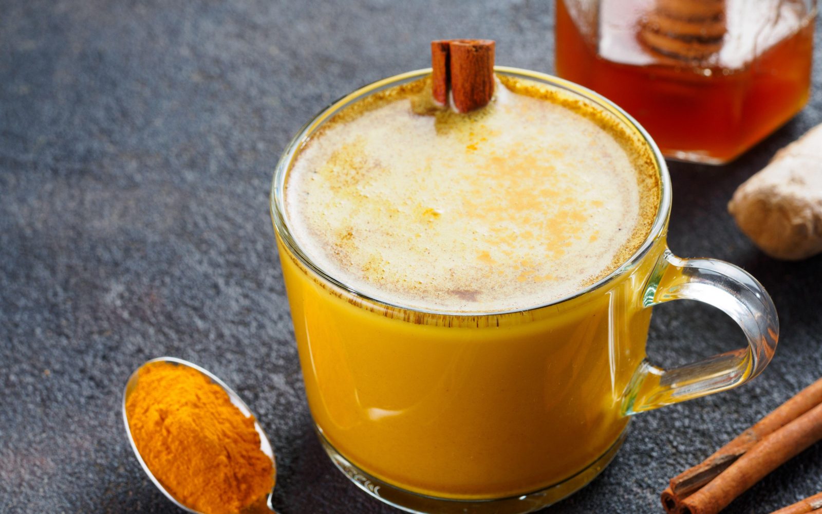 Jesenski latte napitek s kurkumo