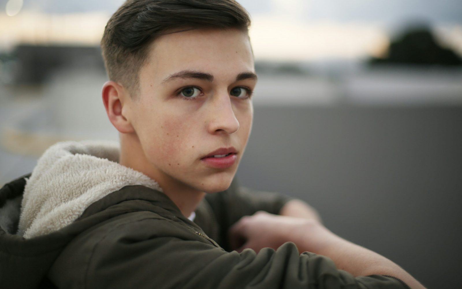 Najstnik v puloverju. Na najstnike preži tobačna industrija, ki ustvarja na videz privlačne elektronske cigaret (vejpe), ki so nevarni