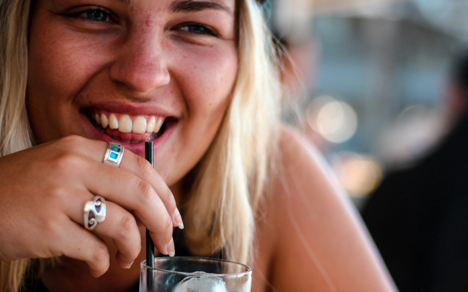 ženska pije pijačo po slamci