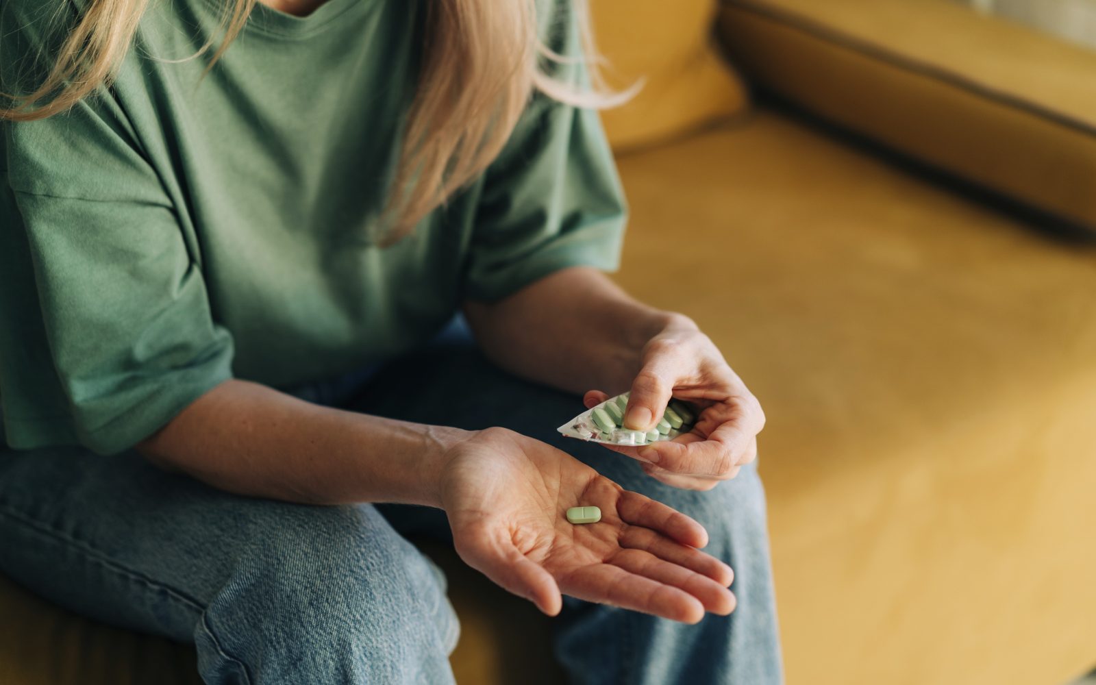 Mlada ženska jemlje prehransko dopolnilo, ker ji primanjkuje določenih mikrohranil.