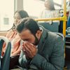 Moški na avtobusu kiha in širi viruse - zaradi slabega vremena smo prisiljeni več časa preživeti v zaprtih prostorih, kjer je možnost okužb večja.