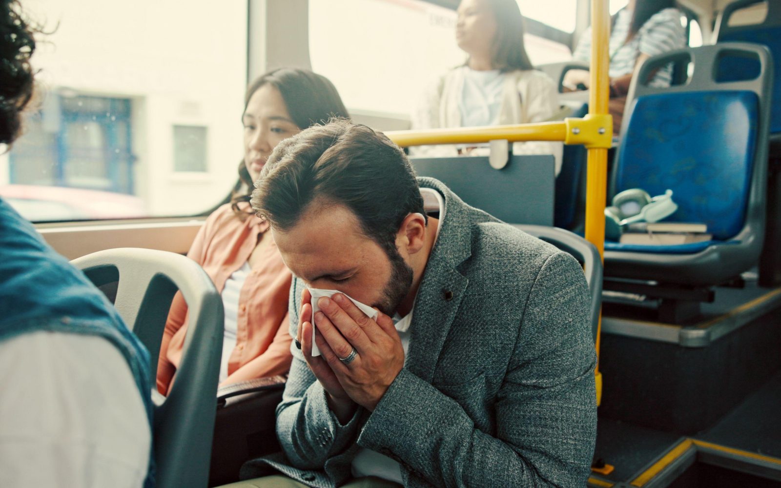 Moški na avtobusu kiha in širi viruse - zaradi slabega vremena smo prisiljeni več časa preživeti v zaprtih prostorih, kjer je možnost okužb večja.