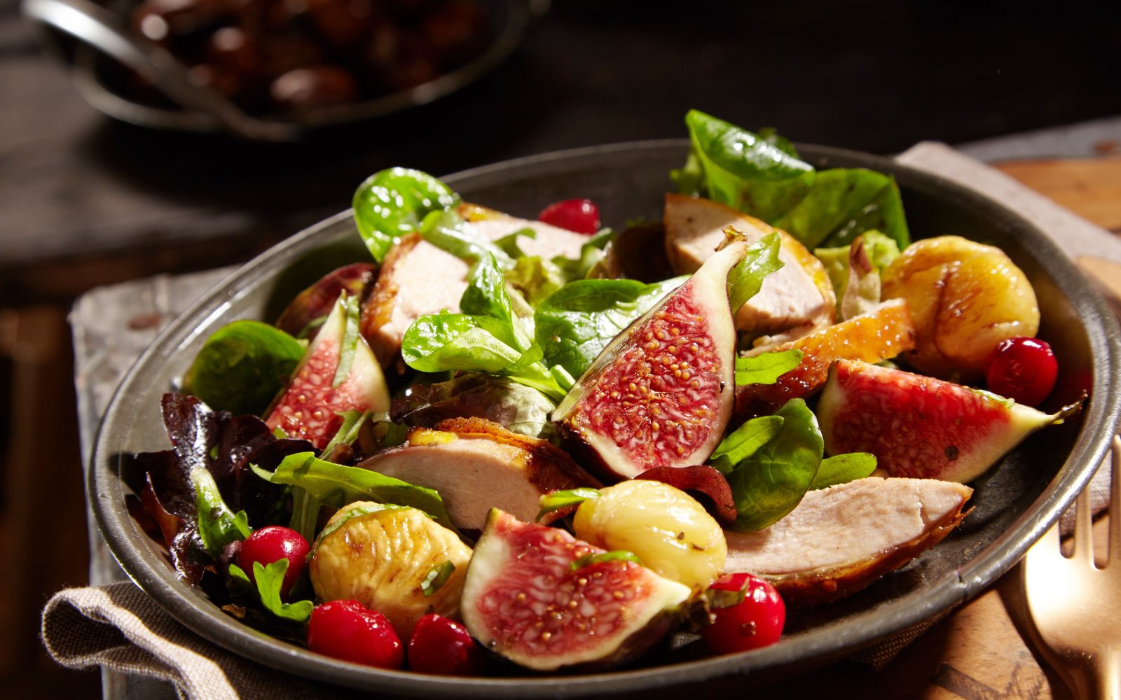 Solata iz mlade špinače s puranom, kostanjem, figami in brusnicami - zdrava jesenska priloga ali glavna jed.