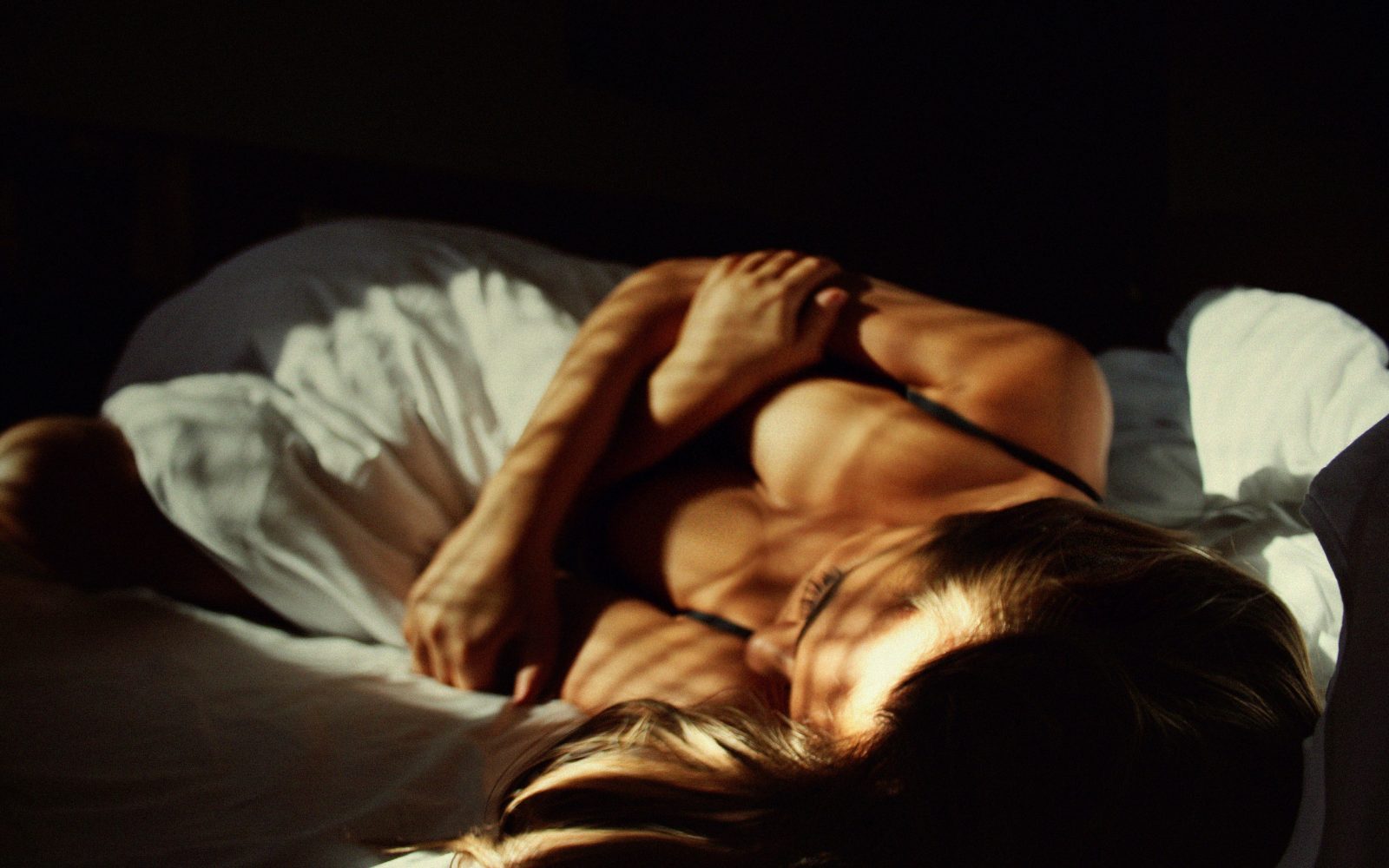 Ženska leži v postelji