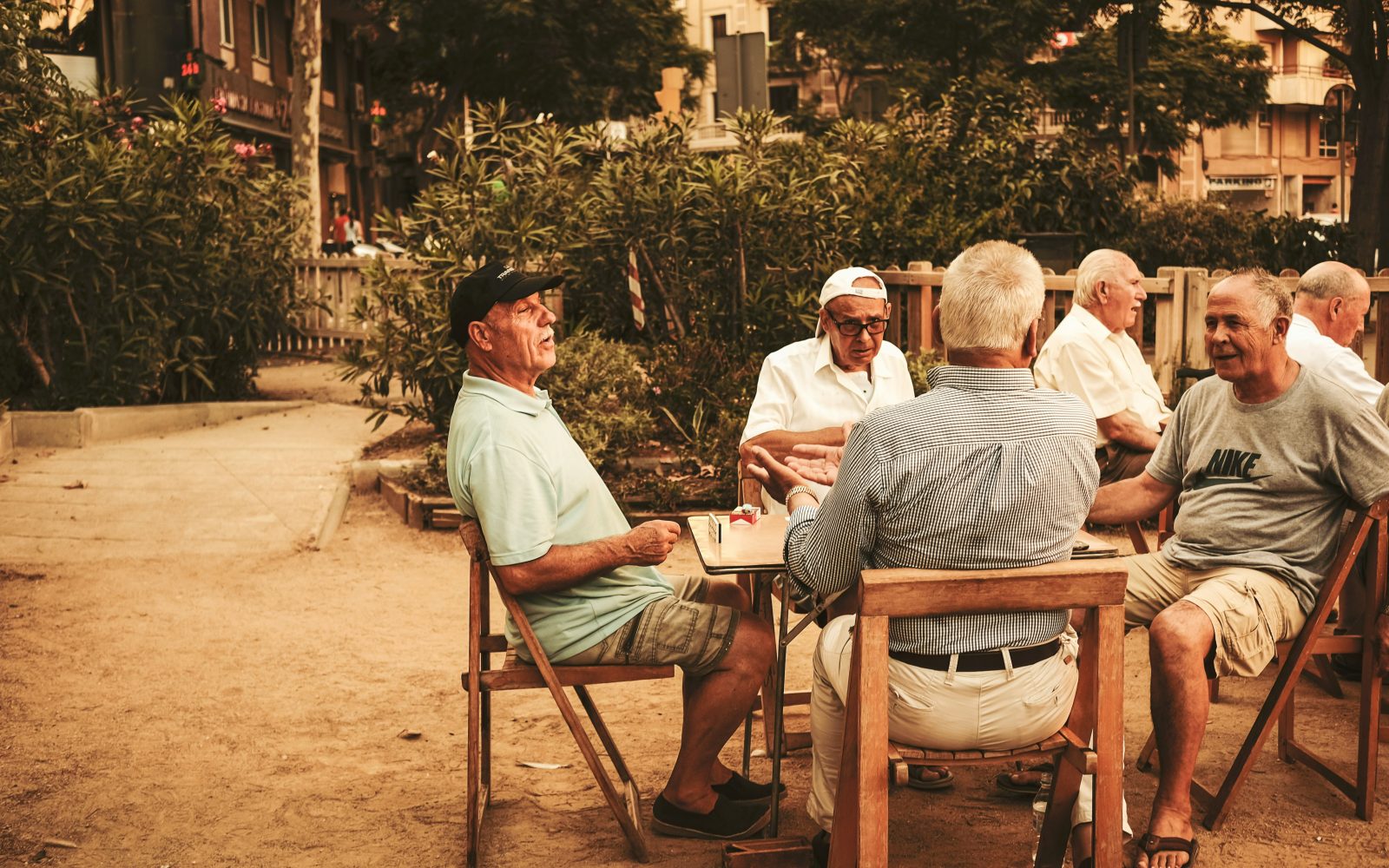 Skupina starejših moških se zabava. Koncept dolgoživosti, modrih con,
