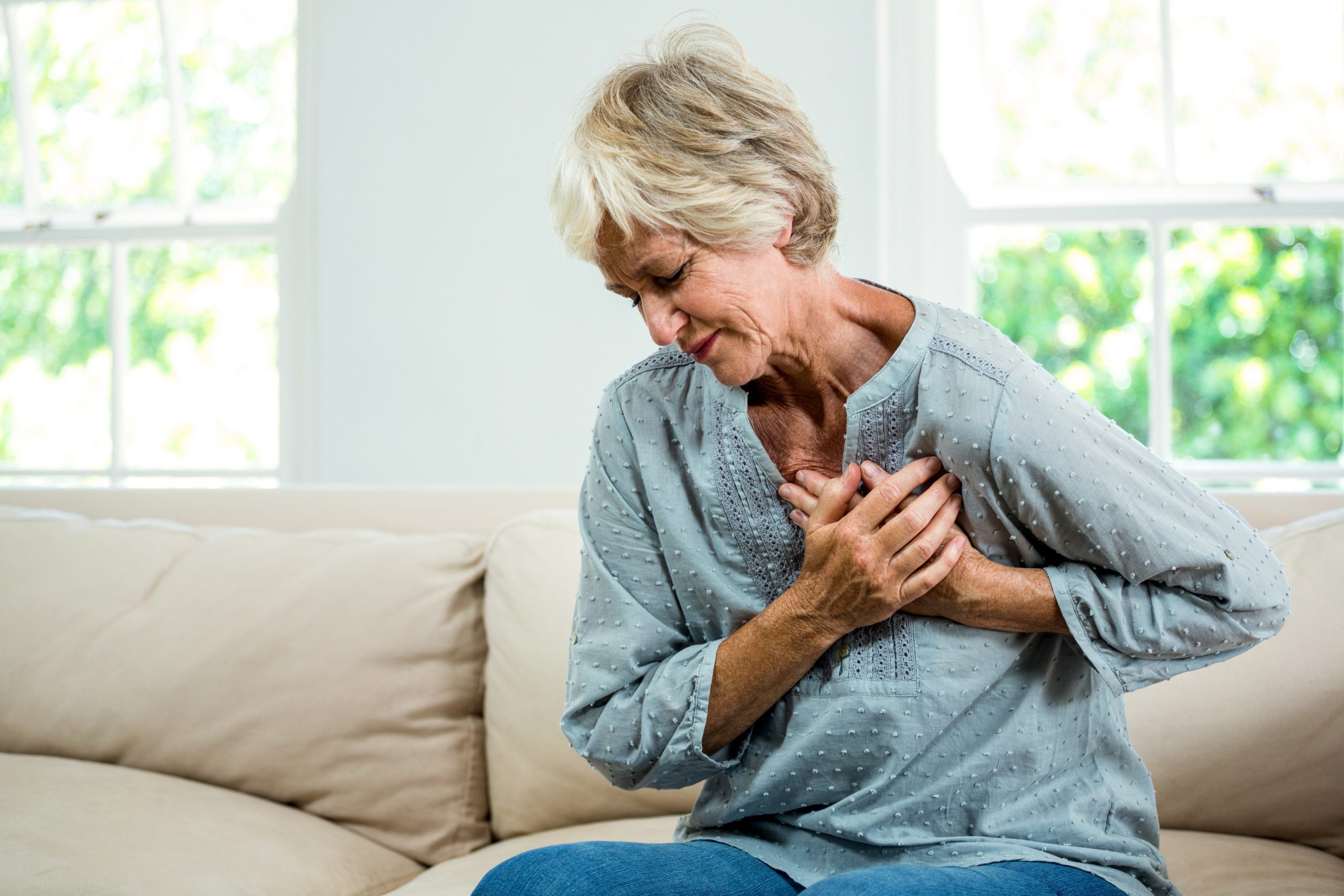 Ženska se drži za srce, simbolika bolezni srca