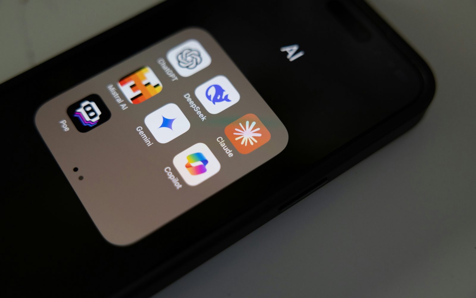 Telefon z aplikacijami umetne inteligence - chat gpt, open ai, deepseek, gemini ...