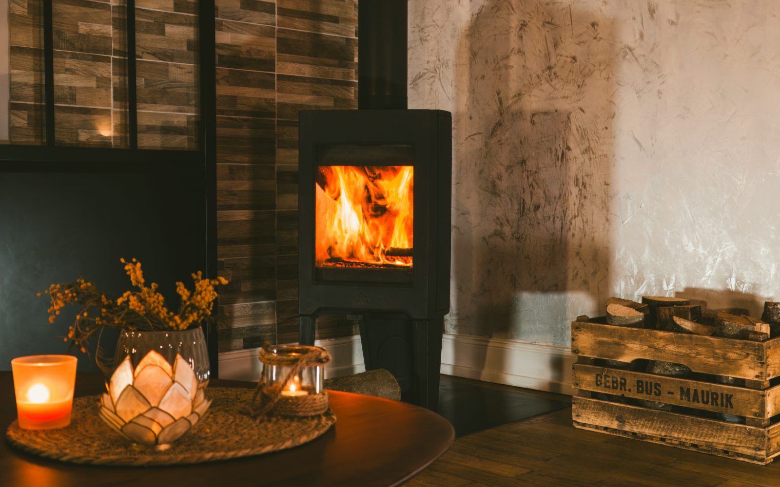 Dnevna soba, v kateri je kamin oziroma pč na drva