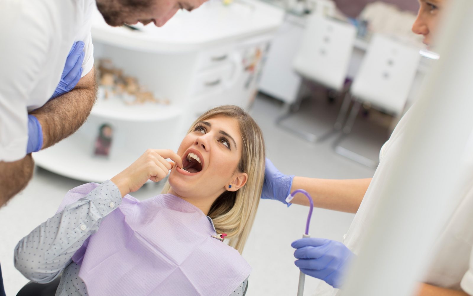 Lepa ženska je na pregledu pri zobozdravniku