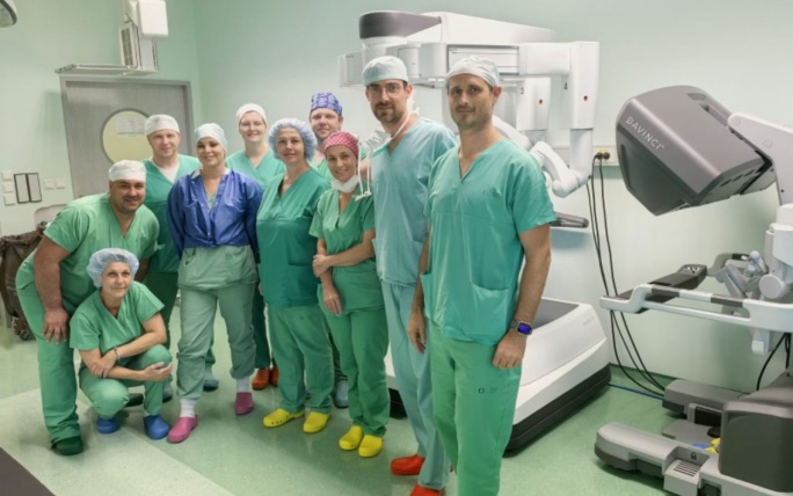 Prva robotsko asistirana operacijana OI Ljubljana