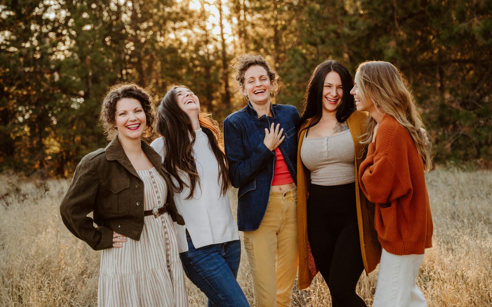 Skupina nasmejanih žensk