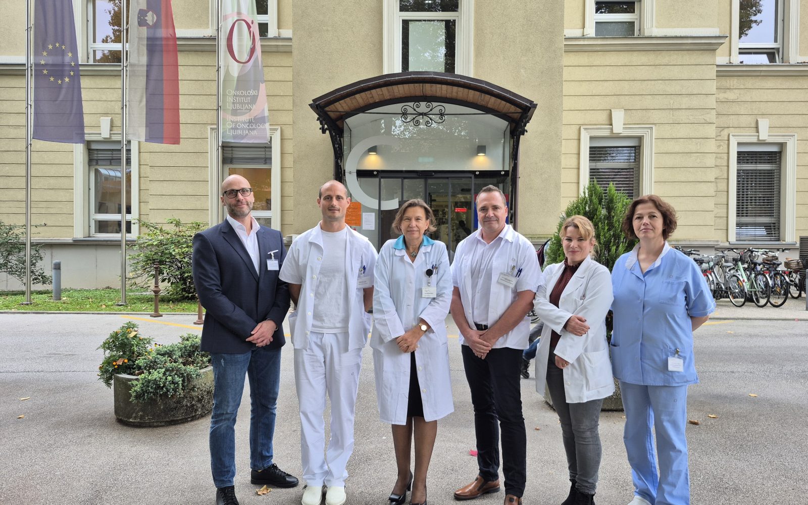 Od leve proti desni: asist. dr. Sebastjan Merlo, dr. med., asist. dr. Miha Pukl, dr. med., prof. dr. Janja Ocvirk, dr. med., doc. dr. Gašper Pilko, dr. med., dr. Milena Kerin Povšič, dr. med., ga. Irena Erzin, viš. m. s.
