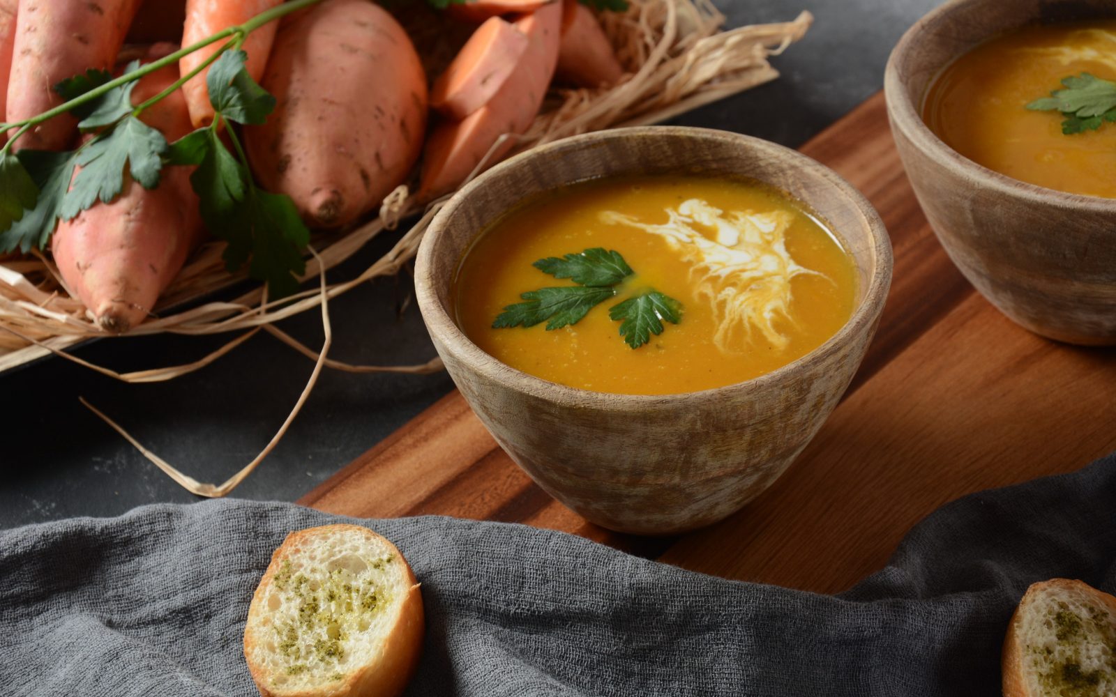 Juha iz sladkega krompirja kot predjed na veganski martinovi pojedini.