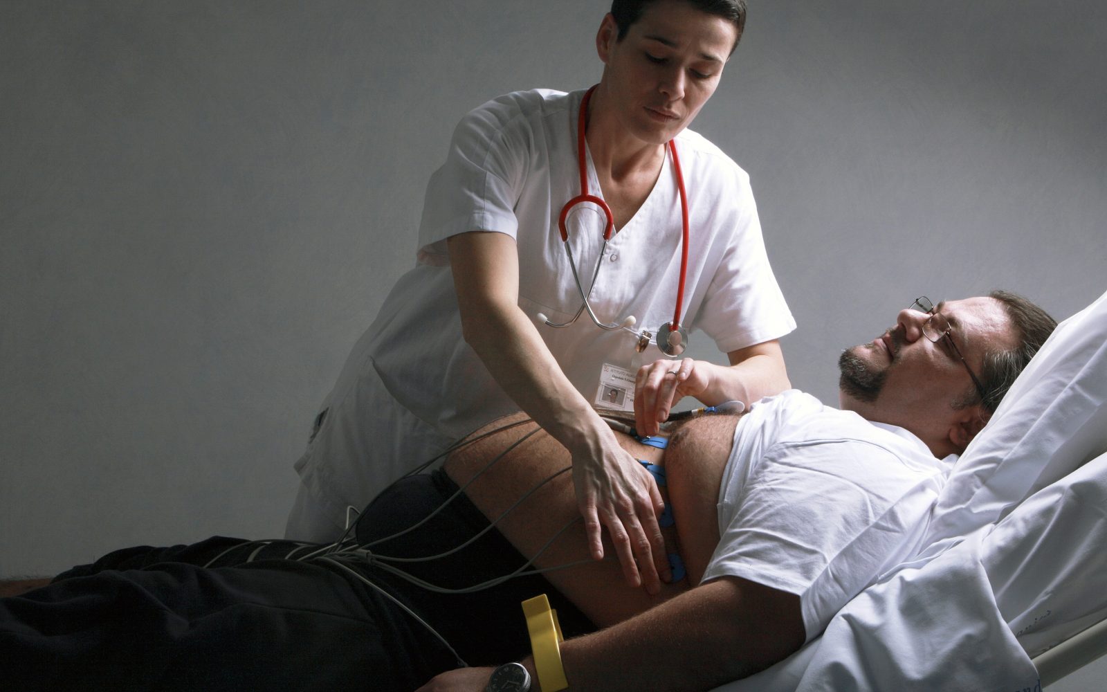 Zdravnica temeljito pregleduje človeka z debelostjo. Cilj zdravljenja debelosti ni le zmanjšanje telesne mase, temveč tudi bolezni povezanih z debelostjo