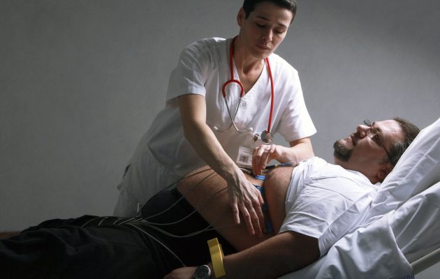 Zdravnica temeljito pregleduje človeka z debelostjo. Cilj zdravljenja debelosti ni le zmanjšanje telesne mase, temveč tudi bolezni povezanih z debelostjo