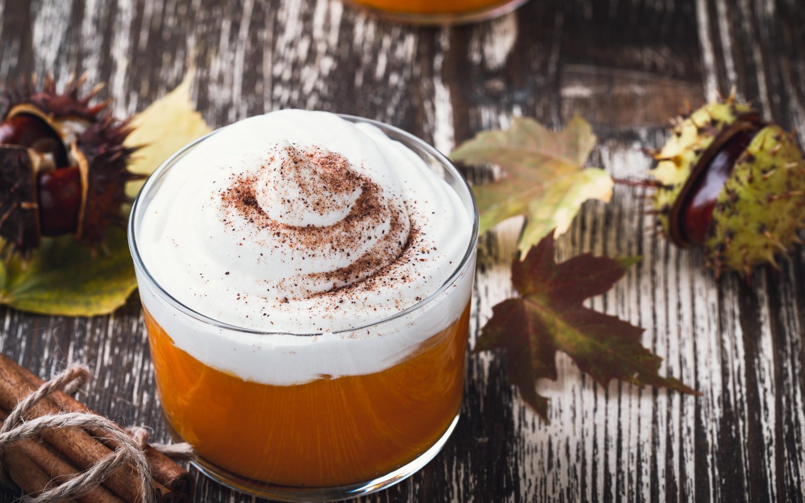 Domača jesenska sladica iz bučnega moussa s stepeno smetano na leseni rustikalni mizi