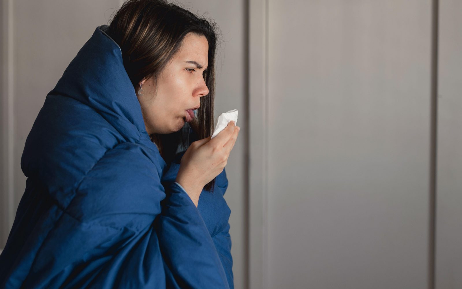 Bolna ženska kašlja v robec - naravni načini za blaženje kašlja in simptomov prehlada.