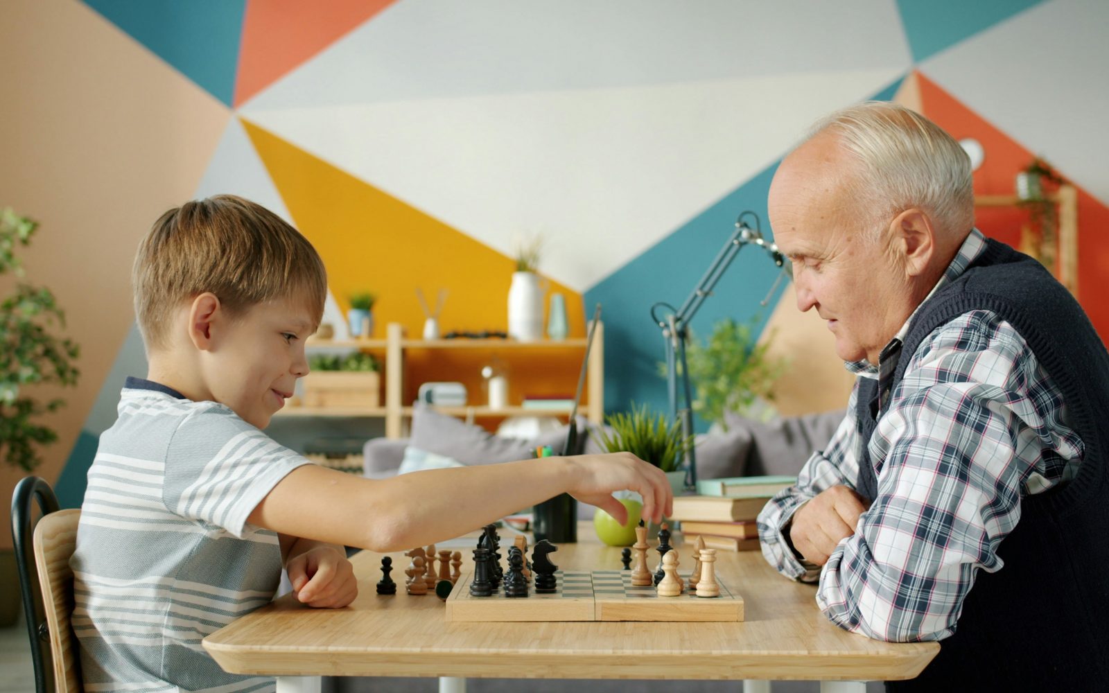 Deček in dedek igrata šah, simbolični prikaz mentalnega delovanja, kognitivnih sposobnosti