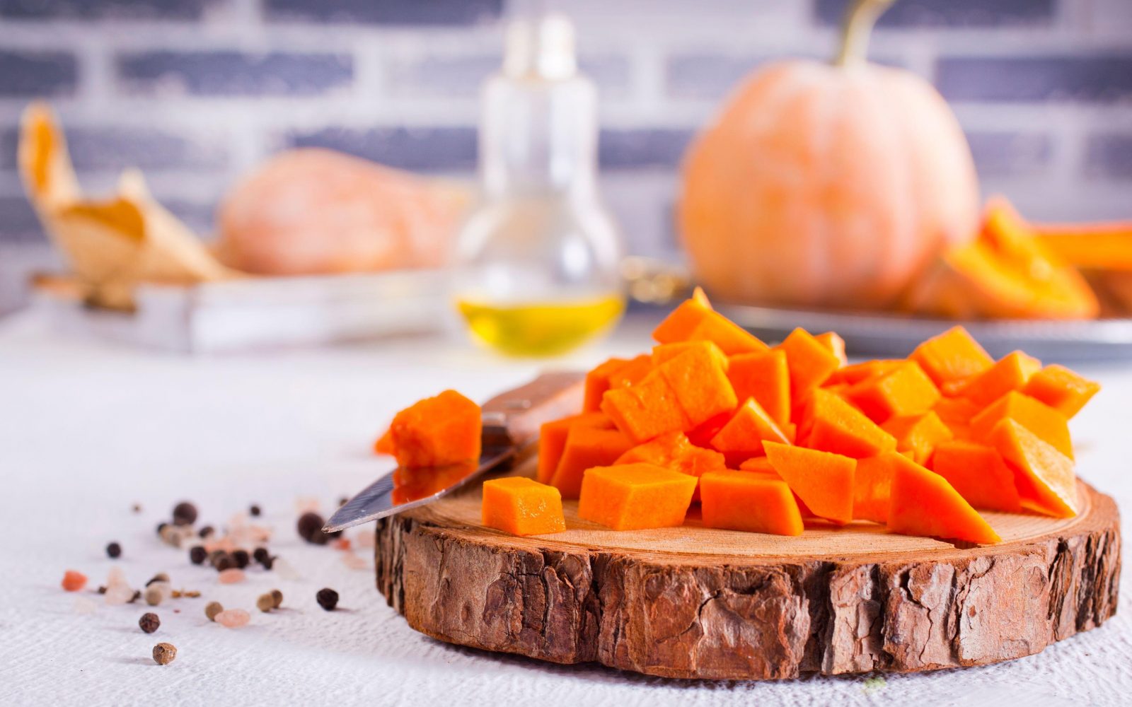 Pečene rezine buče z zelišči na krožniku – okusna in hranljiva jed bogata z vlakninami in vitaminom A.