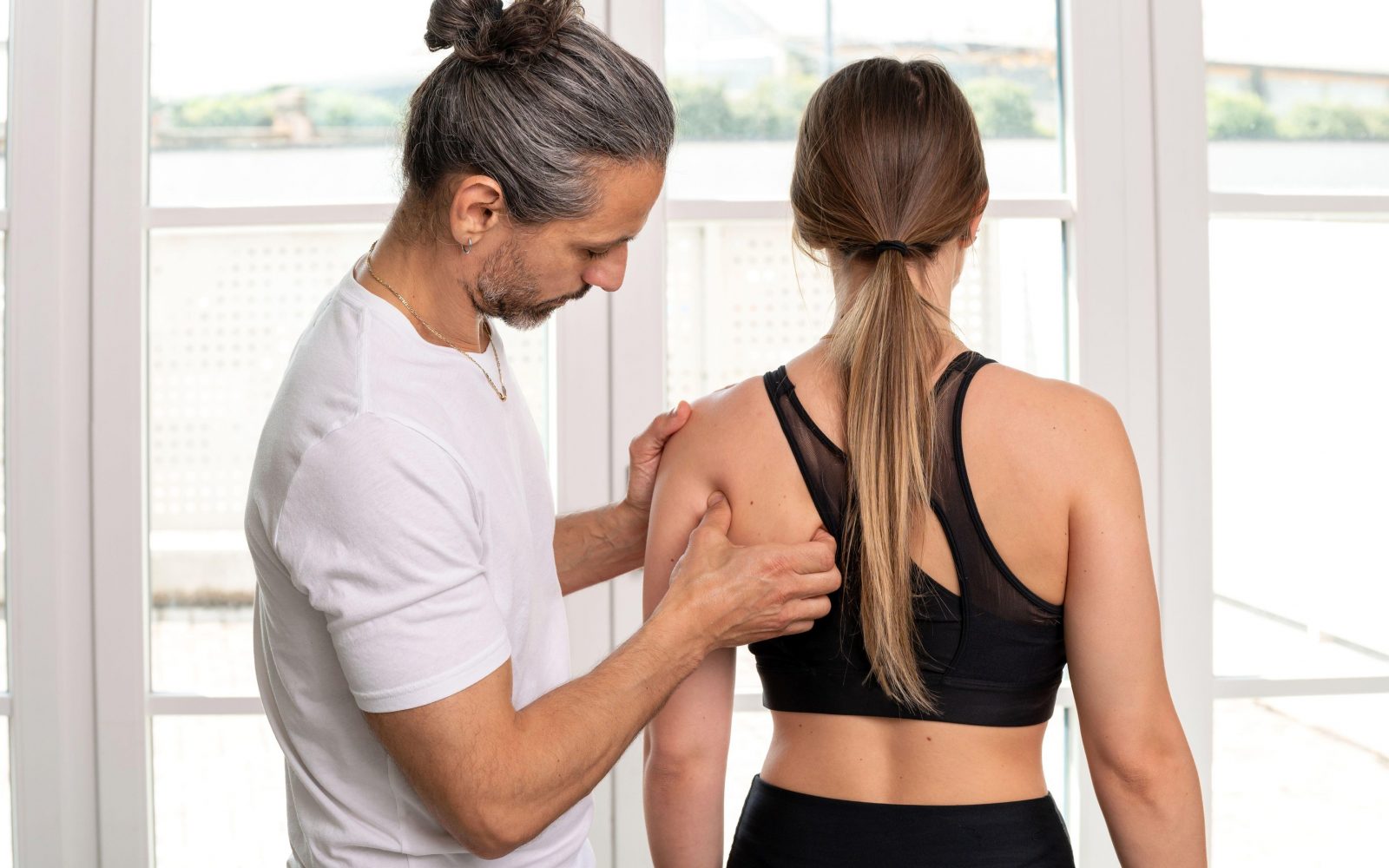 Moški pregleduje ženski hrbet