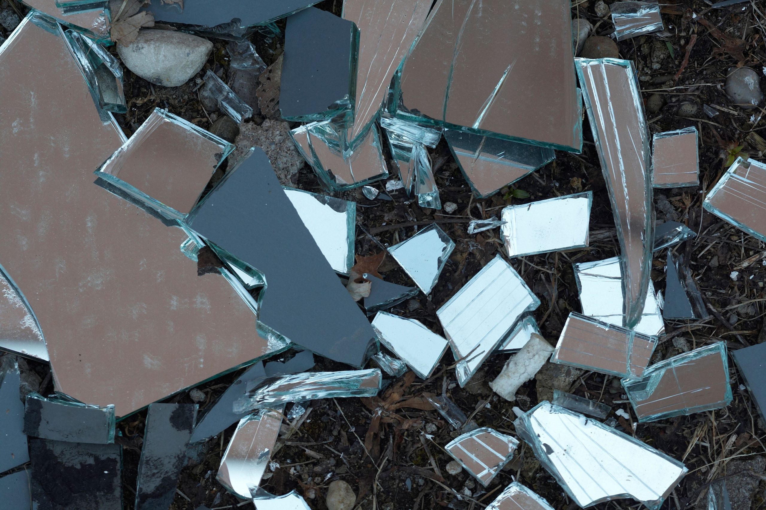 Razbito ogledalo kot simbol vraževerja in sedmih let nesreče.