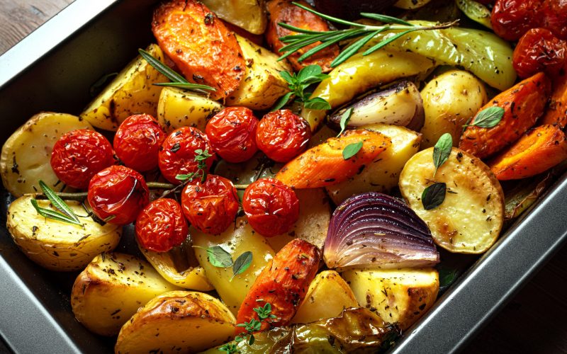 Jesenska veganska martinova pojedina - pečena zelenjava v pečici, krompir, začimbe, paradižnik, korenje, pečen krompir, paprika, čebula