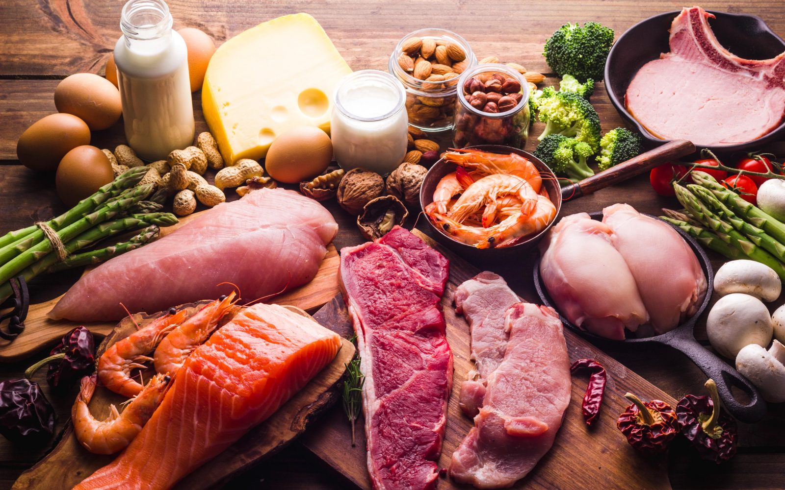 Z beljakovinami proteini bogata živila, losos, jajca, meso, oreški, semena, sir,